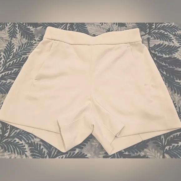 Lululemon Shorts 14 Softstreme Relaxed 4&quot; – Polished drapey White Opal Size 14