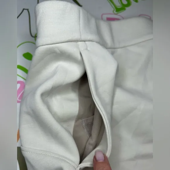 Lululemon Shorts 14 Softstreme Relaxed 4&quot; – Polished drapey White Opal Size 14