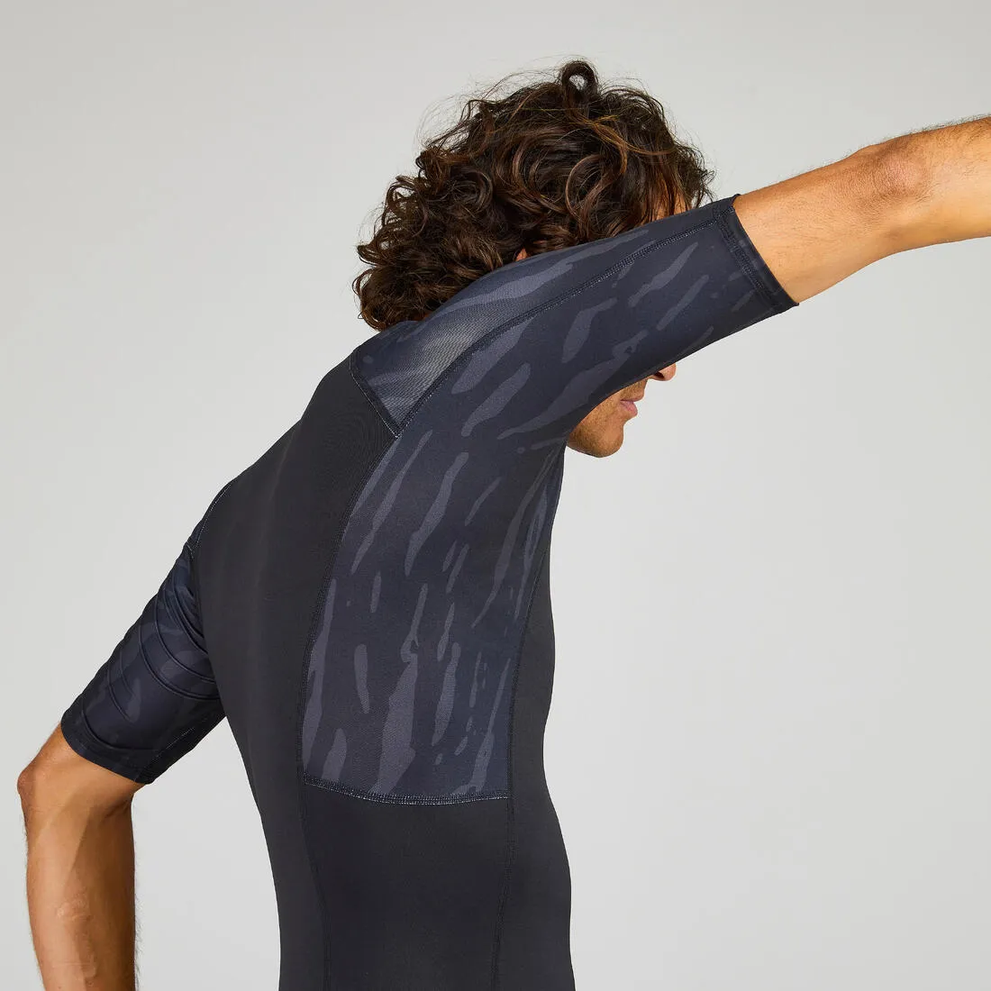 Men’s short-sleeved UV-protection surfing T-Shirt - 500 Black Beast