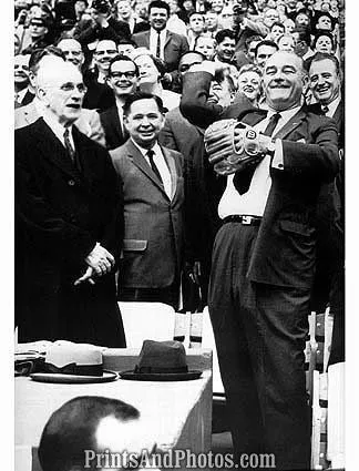 President LYNDON JOHNSON Pitch  0783
