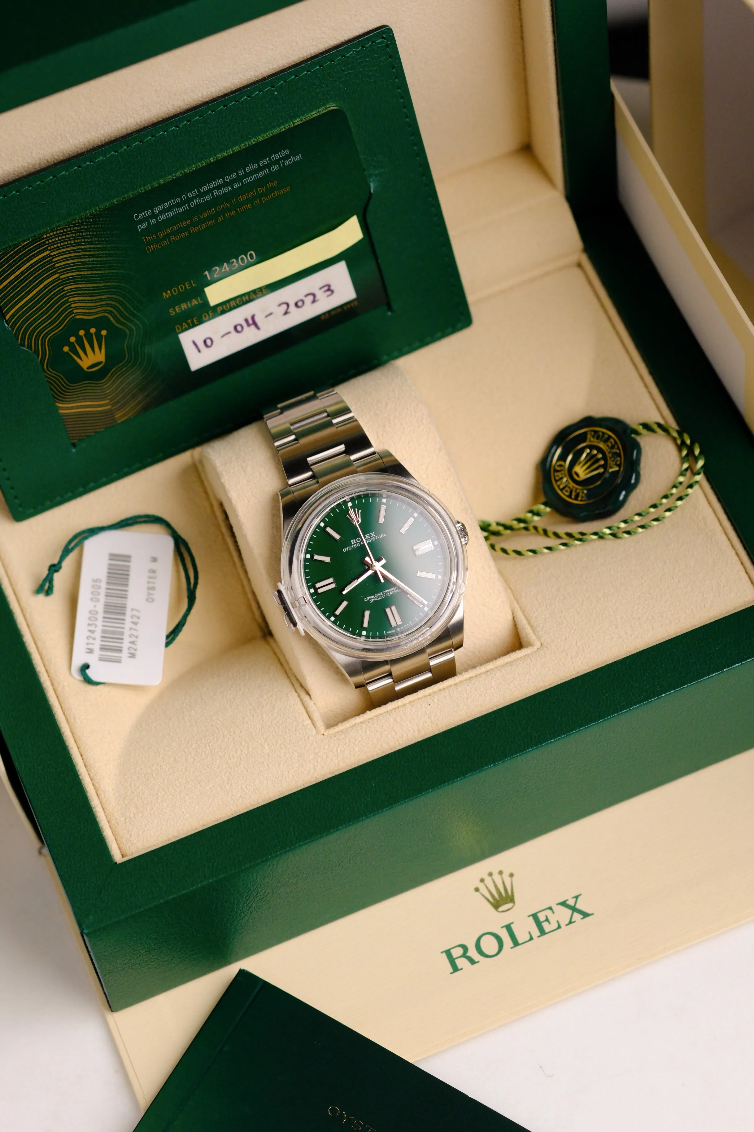 Rolex Oyster Perpetual 124300 Green Dial Complete - 2023