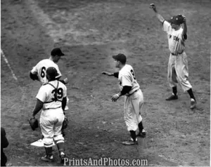 YANKEES 49 Series Mize breaks Tie  3097