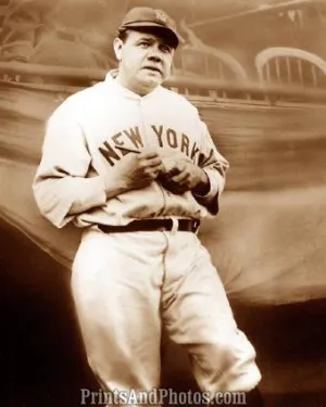 Yankees BABE RUTH Signing a Ball  0313